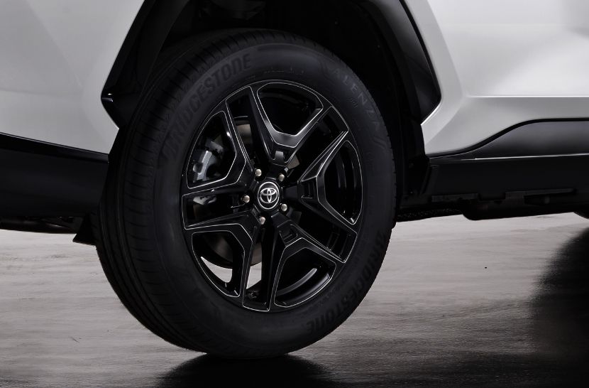 Zbliżenie koła z felgą aluminiową Toyoty.