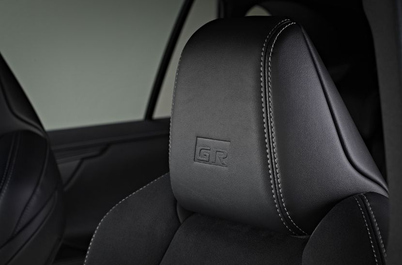 Zbliżenie fotela Toyoty z logo GR SPORT wytłoczonym na materiale zagłówka.