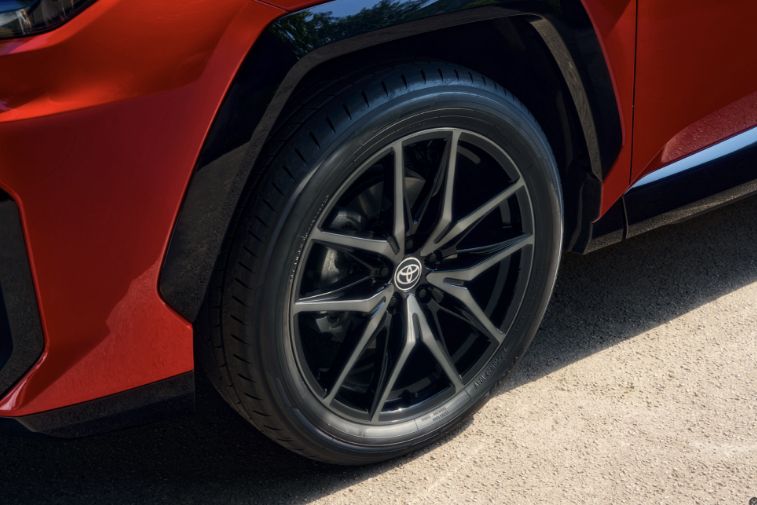 Zbliżenie koła z felgą aluminiową Toyoty.