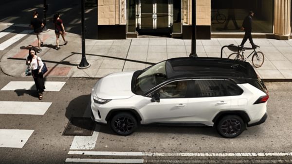 Toyota RAV4 Hybride en milieu urbain devant un passage pour piétons