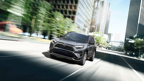 Το RAV4 plug-in στο δρόμο