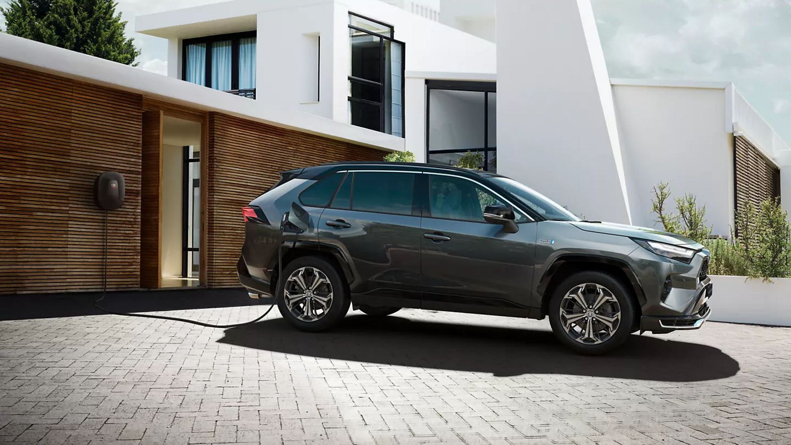 Το RAV4 plug-in hybrid φορτίζει
