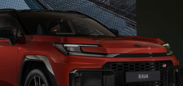 Zbliżenie na przedni grill Toyoty RAV4 z logo GR Sport.