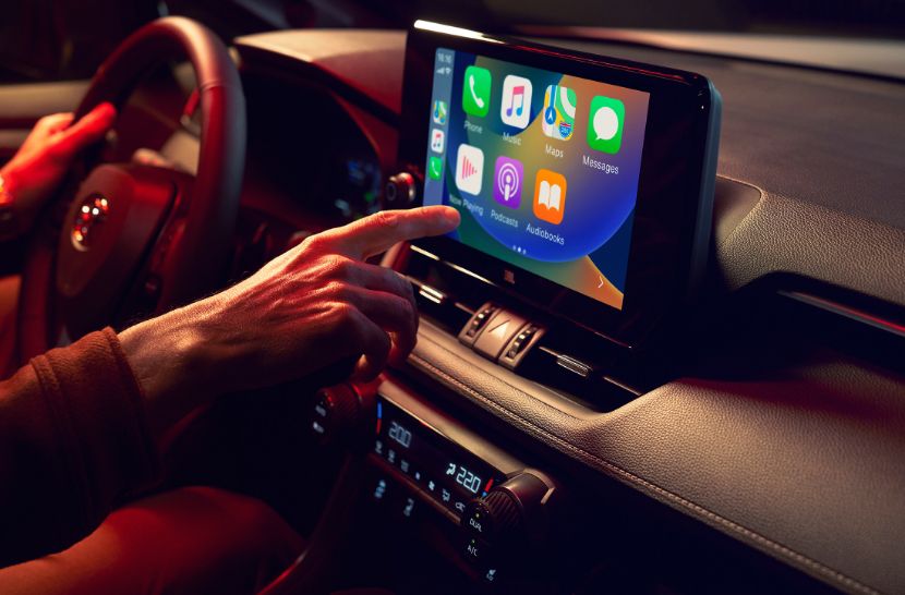 Palec wskazujący męskiej dłoni dotyka ekranu dotykowego systemu multimedialnego.