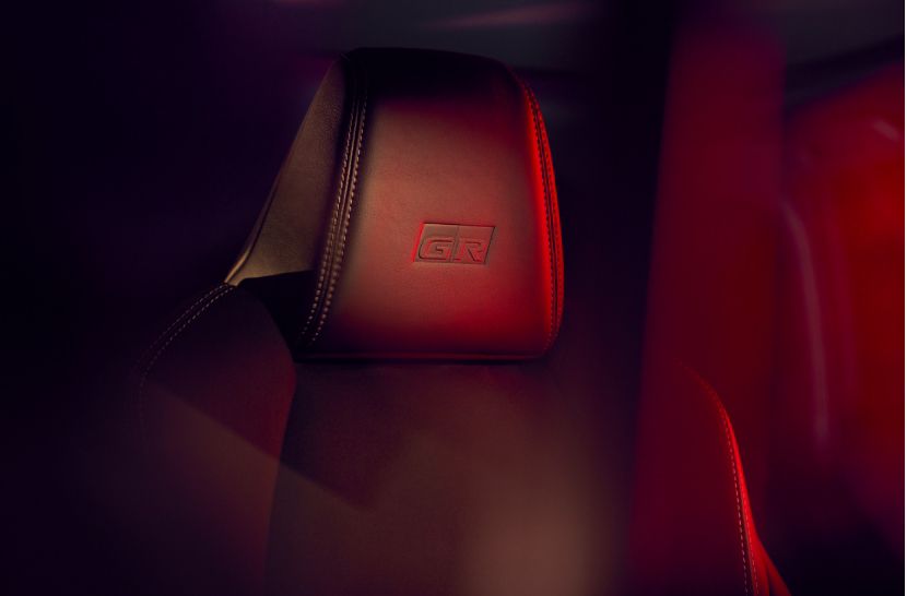 Zbliżenie fotela Toyoty z logo GR SPORT wytłoczonym na materiale zagłówka.