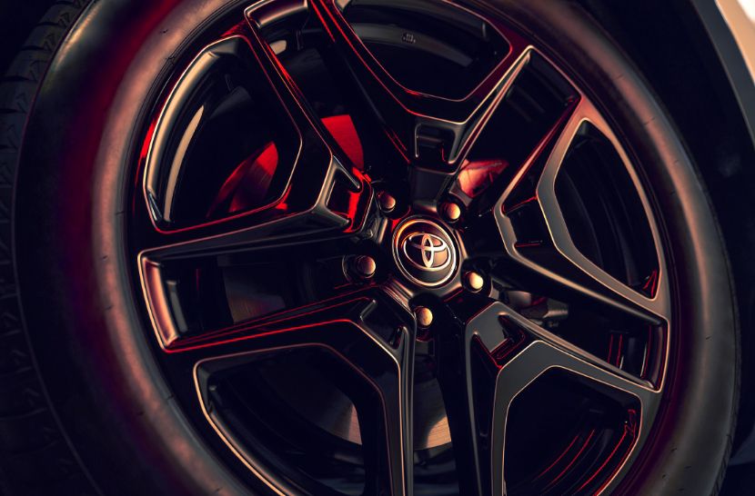 Zbliżenie koła z felgą aluminiową Toyoty.