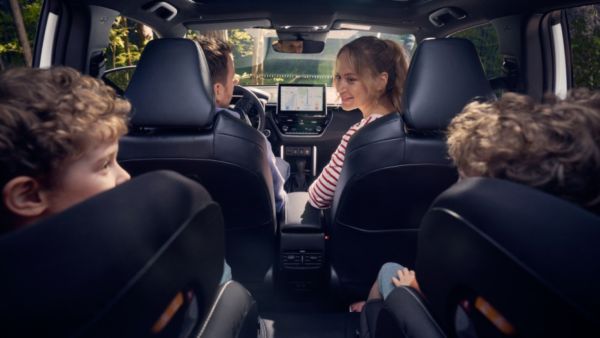 Rodzina wybierająca nowe auto w salonie Toyota