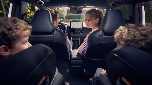 Rodzina wybierająca nowe auto w salonie Toyota