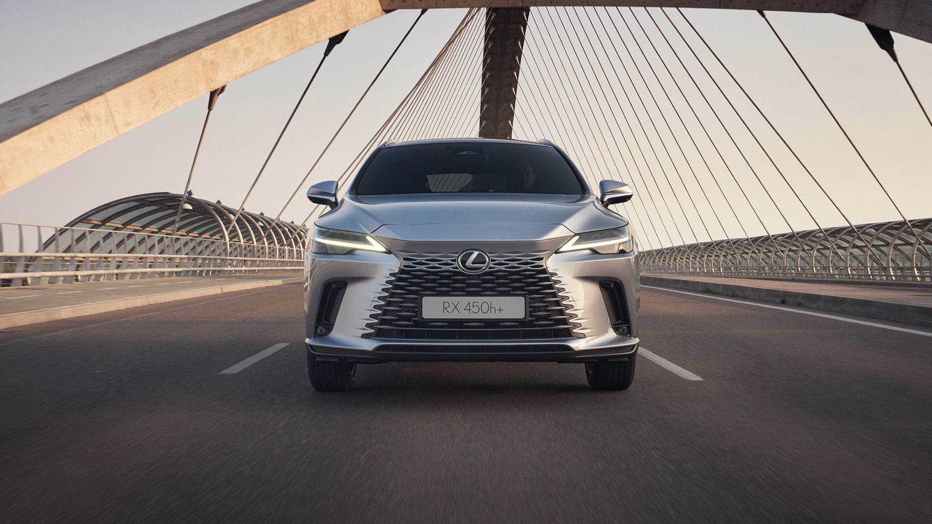 A Lexus NX 450h+ sõitmas teel