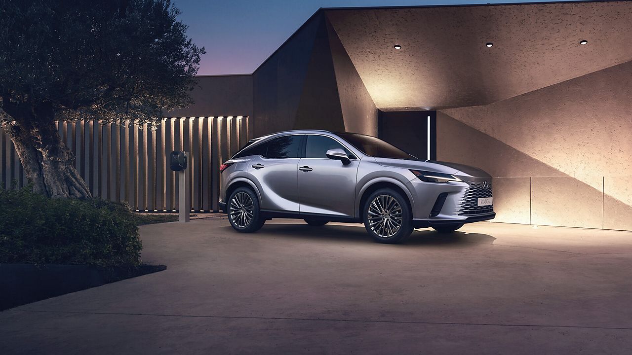 Oferta Lexus RX Plug-in Hybrid. Lexus RX pret.