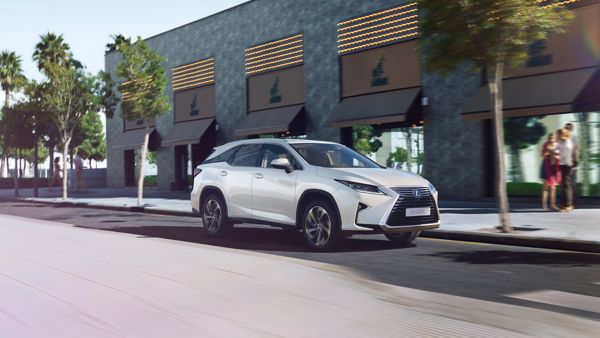 Мировая премьера нового кроссовера Lexus RX 350L на автосалоне