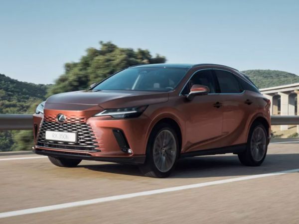 Ein kupferfarbener Lexus RX 350h Basis fährt auf einer Straße