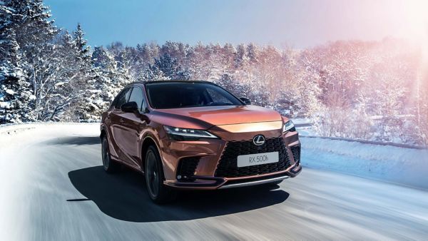 Lexus RX 500h Basis beim Fahren im Schnee