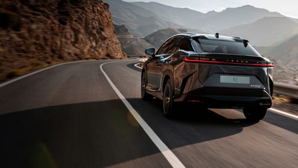 Lexus RZ na drodze