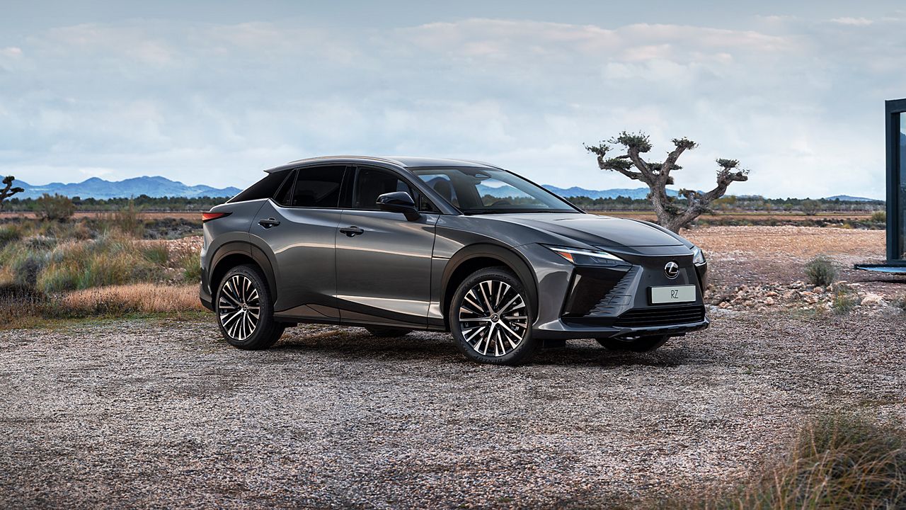 Lexus RZ 450e mit 230-kW-Allradantrieb startet ab 68.000 Euro