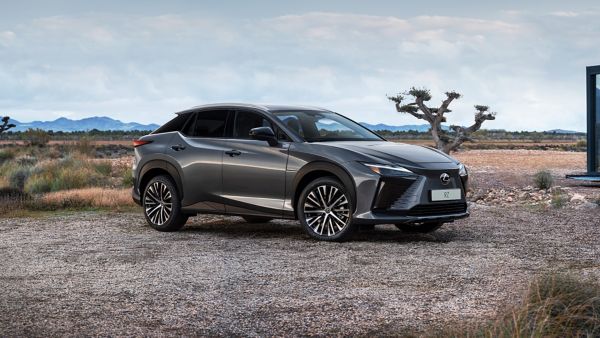 Кокпит на шофьора на Lexus RZ