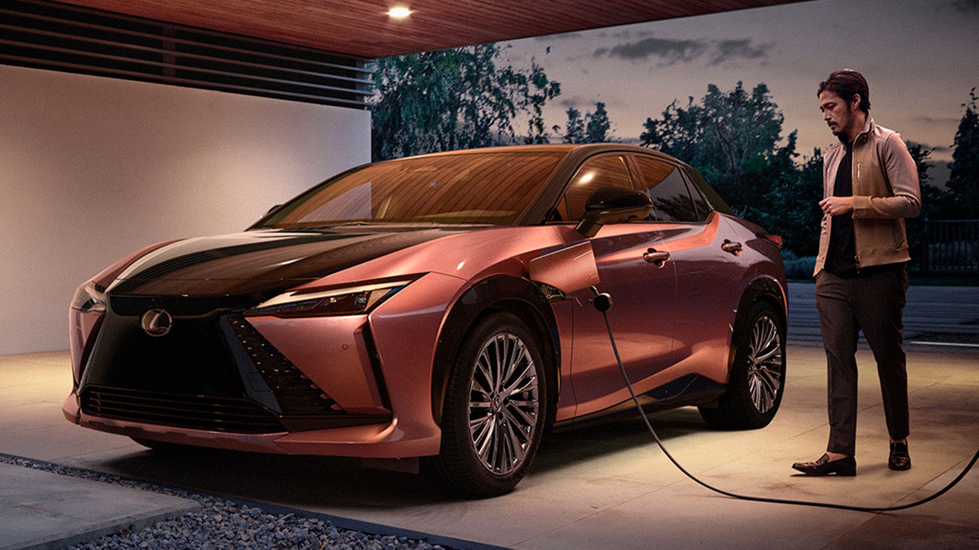 Vista traseira três quartos de um Lexus UX 300h estacionado