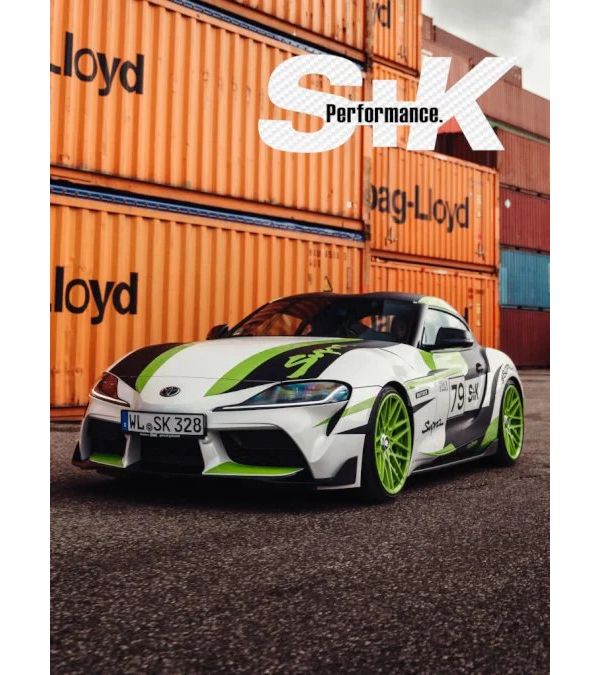 Ein Bild von einem Toyota Supra, modifiziert von S+K Performance vor Containern