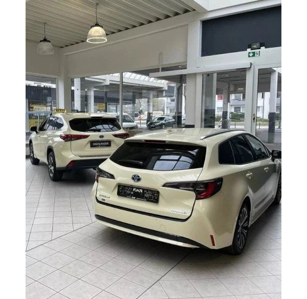 Zwei Toyota-Taxi-Fahrzeuge im Autohaus