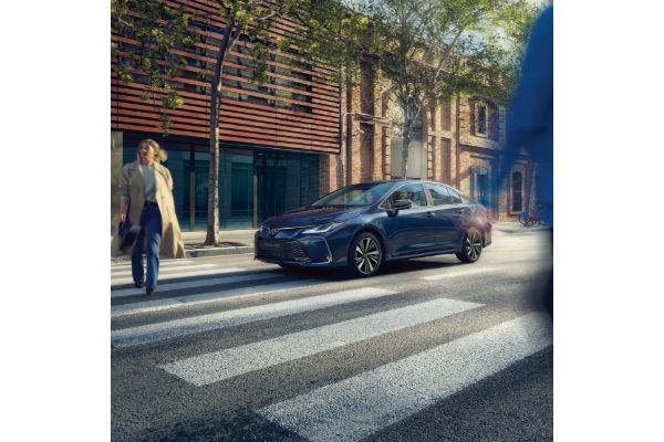 Samochód hybrydowy Toyota Corolla na ulicy w centrum miasta