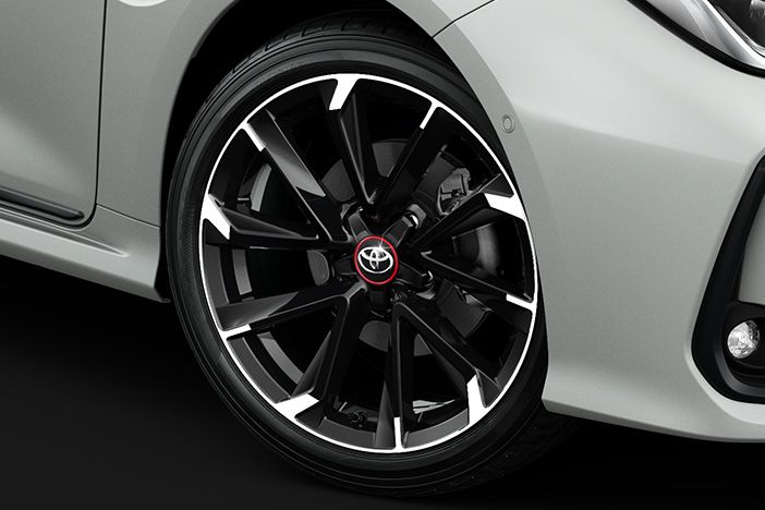 Zbliżenie koła z felgą aluminiową Toyoty.