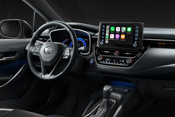 Kierownica z deską rozdzielczą w modelu Toyoty.