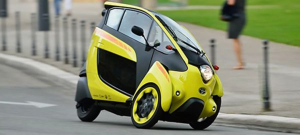 страничен кадър на жълт Toyota i-ROAD