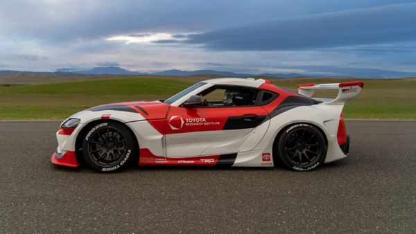  Itt az önvezető driftelésre képes Toyota GR Supra