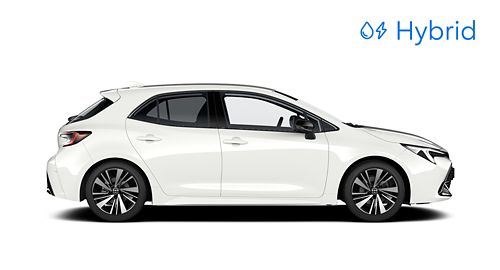 Ein weißer Toyota Corolla ist in der Seitenansicht vor hellem Hintergrund abgebildet.