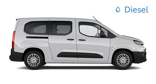 Ein weißer Toyota Proace City Verso ist in der Seitenansicht vor hellem Hintergrund abgebildet.
