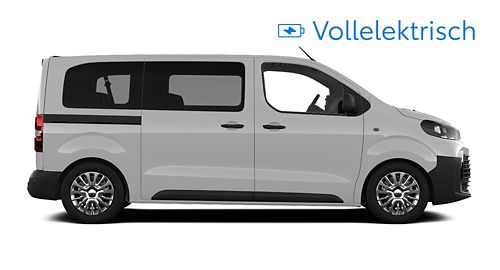 Ein weißer Toyota Proace Verso Electric ist in der Seitenansicht vor hellem Hintergrund abgebildet.