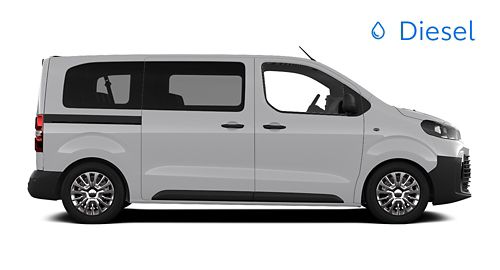Ein weißer Toyota Proace City Verso ist in der Seitenansicht vor hellem Hintergrund abgebildet.