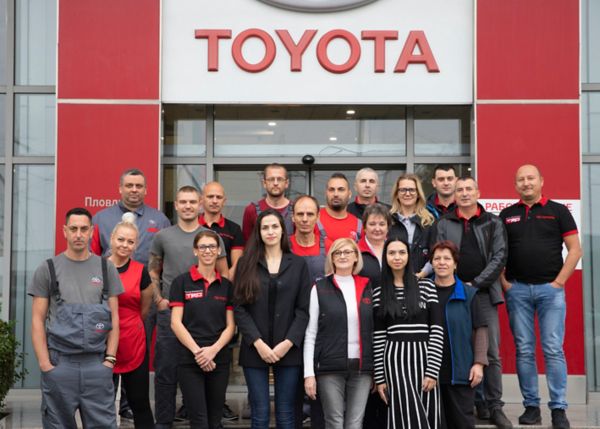 служители пред Toyota Пловдив