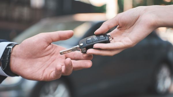 Klient omawia formalności podatkowe po sprzedaży samochodu Toyota