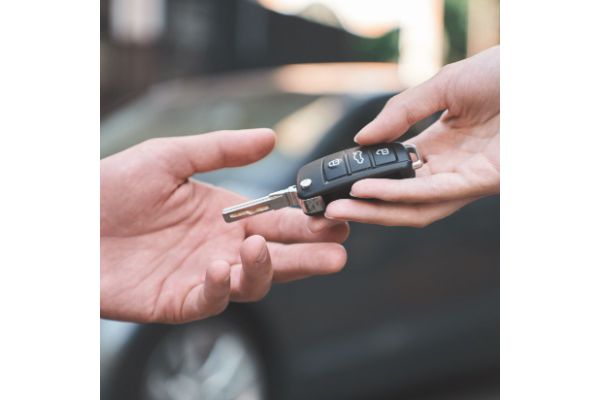 Postać policjantki podczas kontroli prędkości