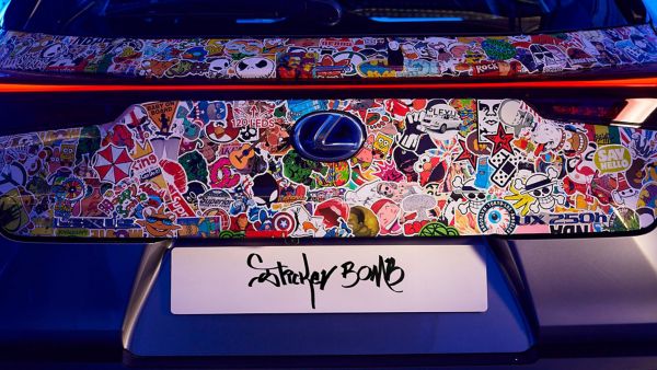 Lexus presenta el “UX Sticker Bomb”, inspiración urbana para el Lexus UX