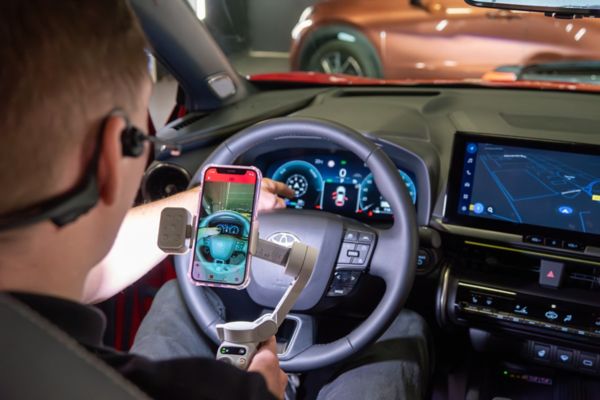 Toyota Live showroom product genius au volant