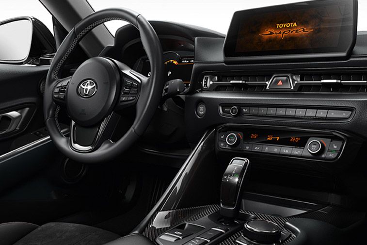 Kierownica z deską rozdzielczą w modelu Toyota GR Supra.