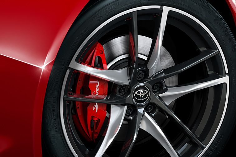 Zbliżenie koła z felgą Toyoty GR Supry.