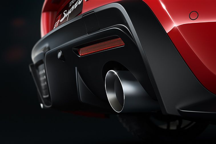 Zbliżenie wydechu Toyoty GR Supry.