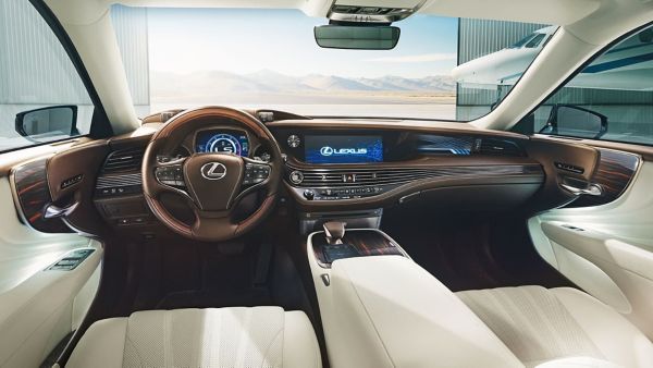 Luxueus interieur van de Lexus LS, met een elegant ontwerp en geavanceerde technologie.