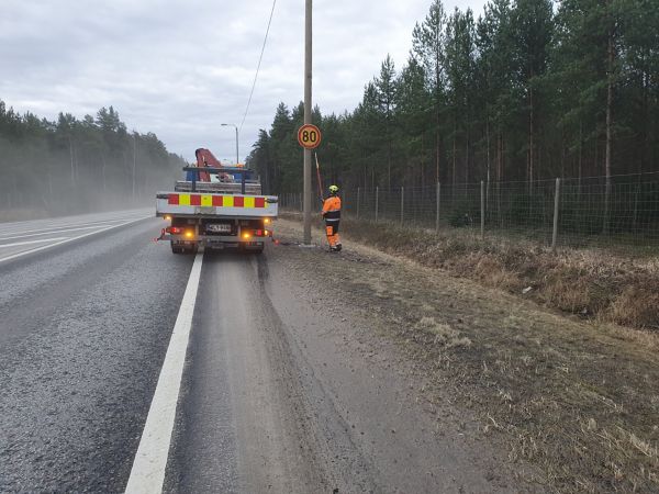 Nainen puhuu kännykkää ajaessa