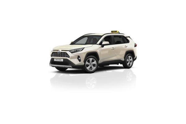 Toyota RAV4 in Taxi-Folierung und einem Taxi-Zeichen auf dem Dachsteht auf einer weißen Fläche