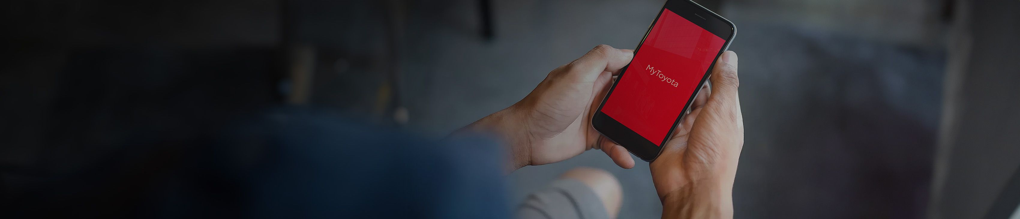 Smartphone in der Hand einer Person, darauf eine App zum Bedienen der Klimatisierung zu sehen.