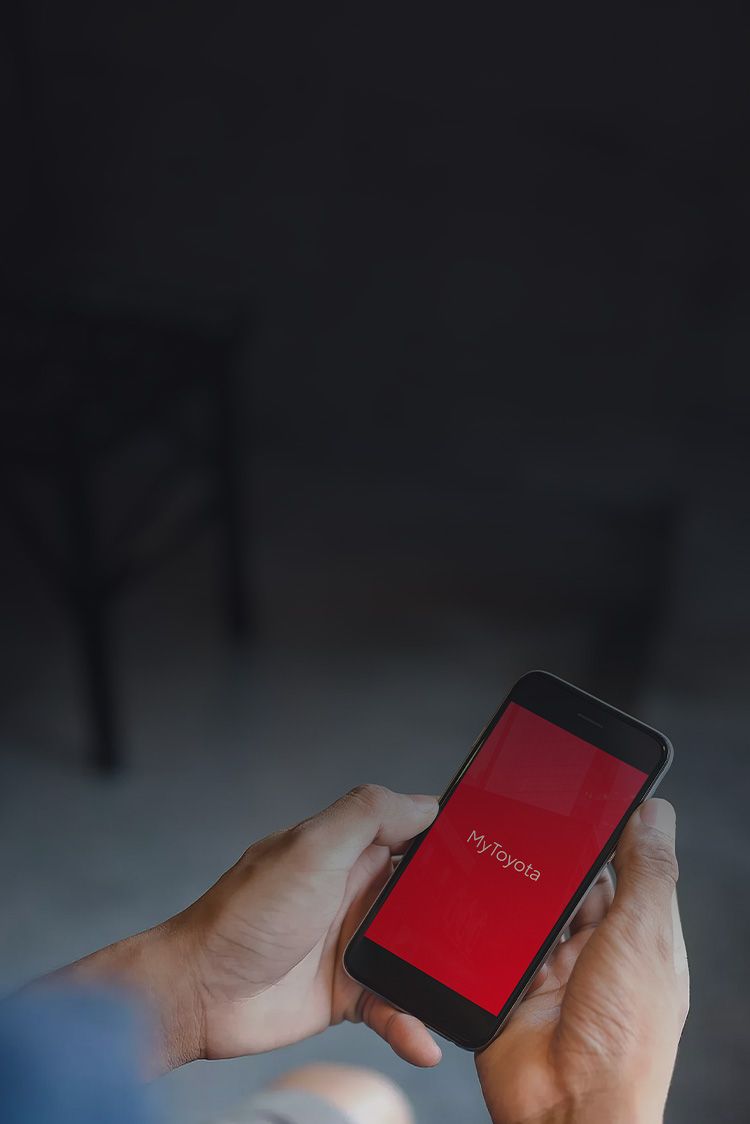 Smartphone in der Hand einer Person, darauf eine App zum Bedienen der Klimatisierung zu sehen.