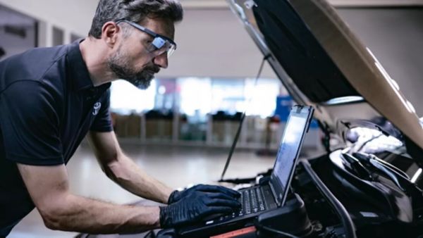 technician-repairing-car-laptop-1920x1080-2