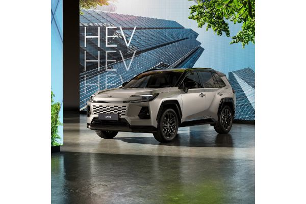 Nowoczesny SUV Toyota RAV4 z napędem hybrydowym HEV