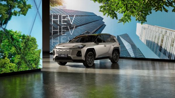 Nowoczesny SUV Toyota RAV4 z napędem hybrydowym HEV