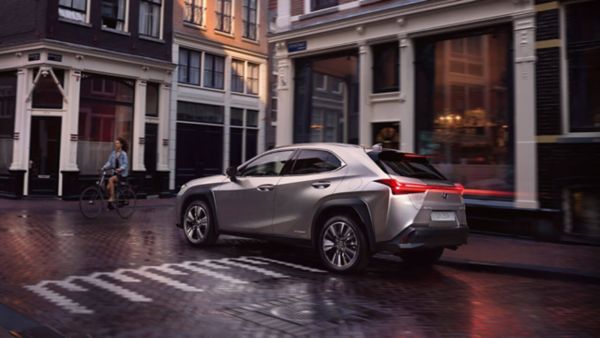 Un Lexus UX dans une rue urbaine, mettant en valeur son design élégant et son attrait urbain.