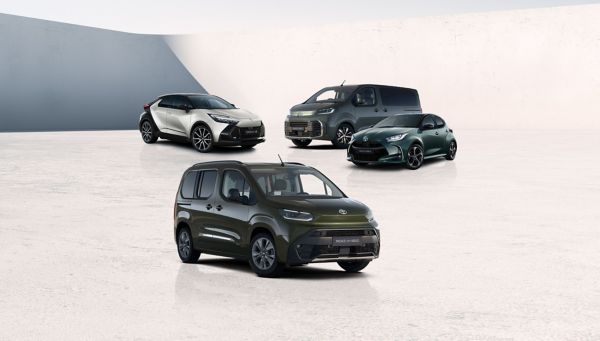Vier Fahrzeuge von Toyota stehen vor einem neutralen Hintergrund: Zwei Kompaktwagen und zwei Vans.